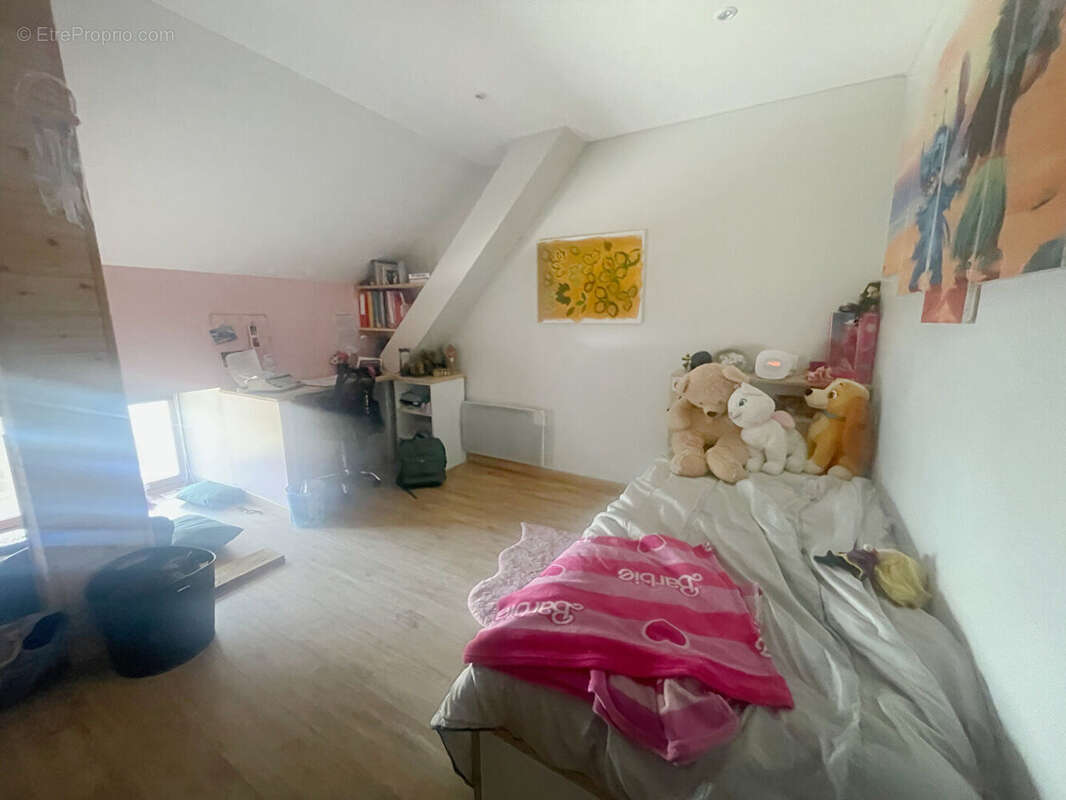 NISTÈRE: Pleyben. Ancienne école de 240 m² avec 6 chambres, jardin et garage. - photo 12