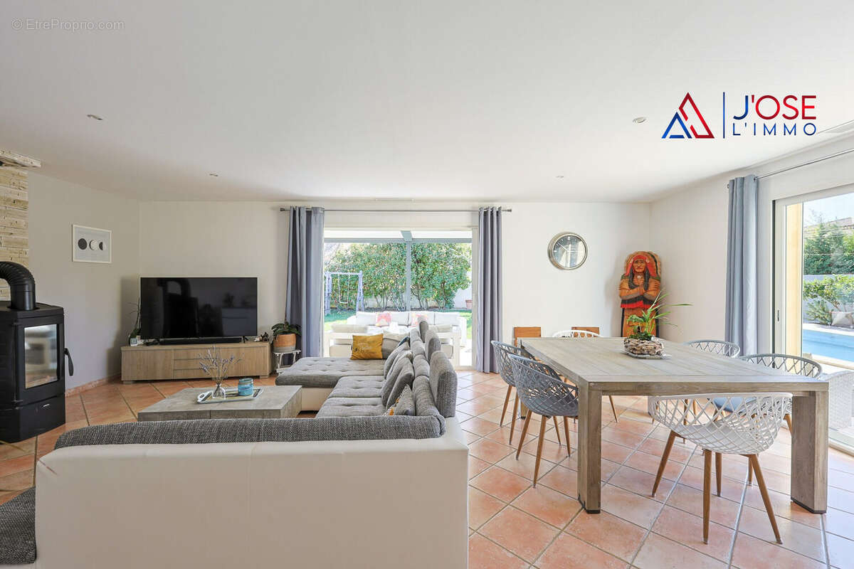 Séjour lumineux ouvert sur l'extérieur - Maison à POURRIERES