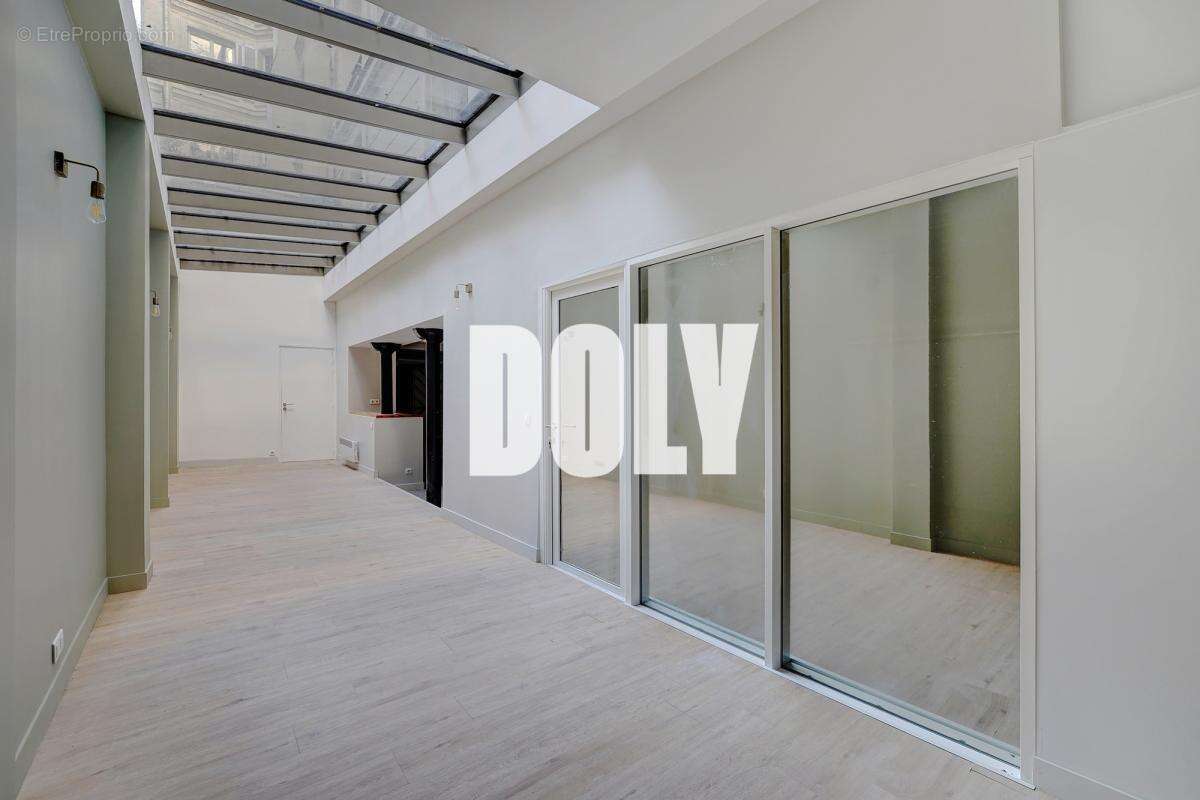 Commerce à PARIS-8E