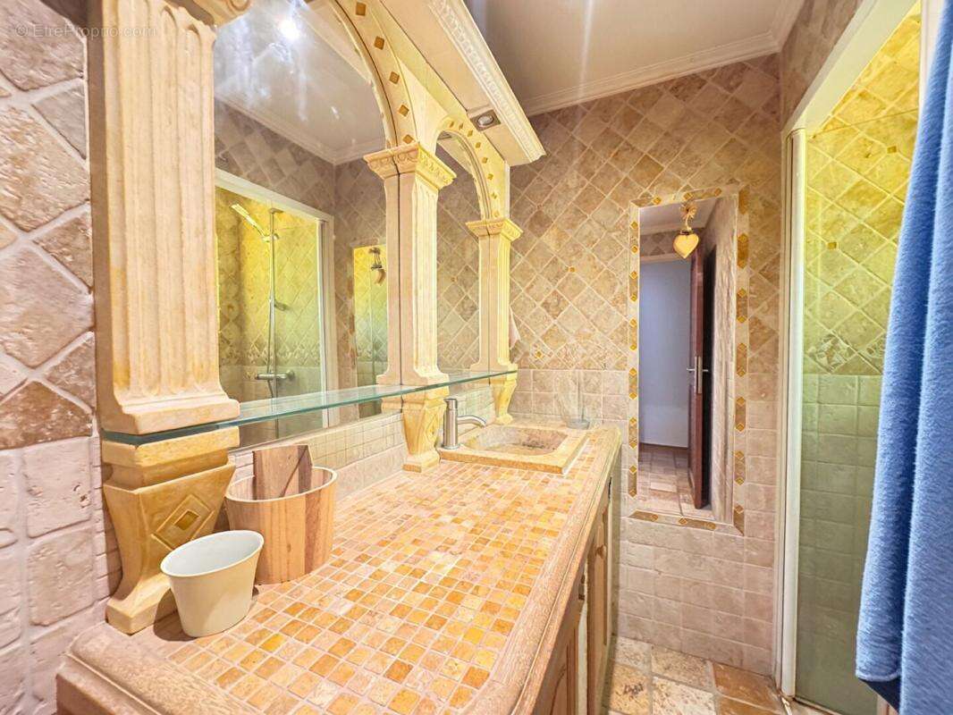 SAINT-VICTORET  Villa indépendante de 137 m² avec 91 m² de dépendances et fort potentiel - photo 5