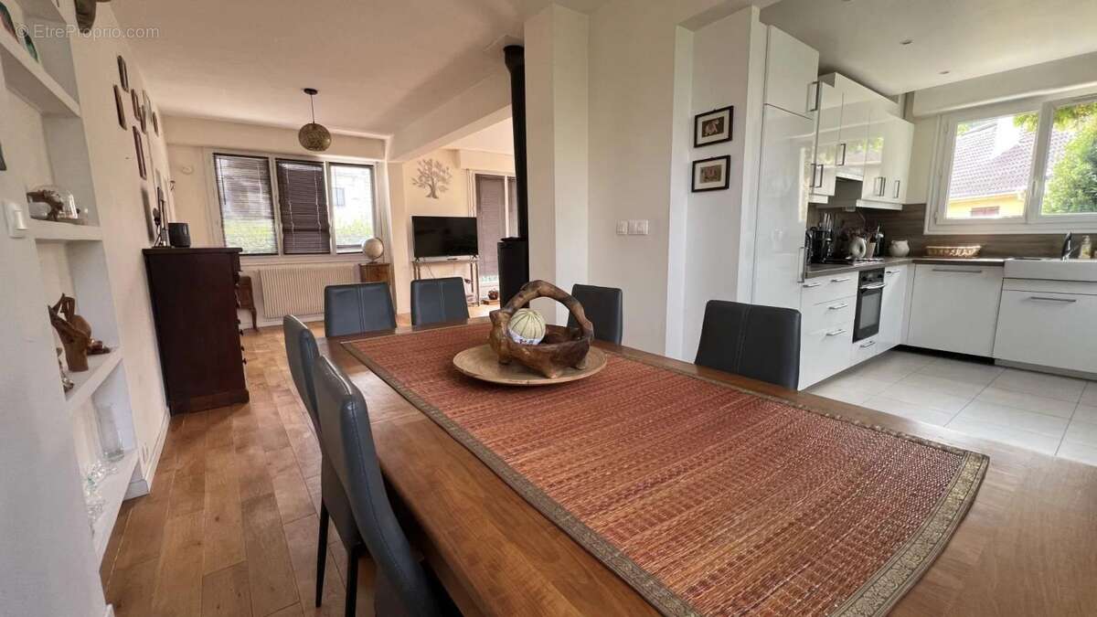 Maison à LES CLAYES-SOUS-BOIS