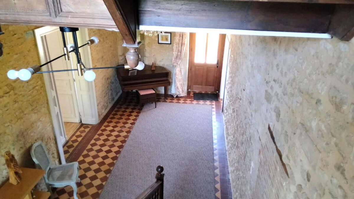 HALL - Maison à PRESSAC