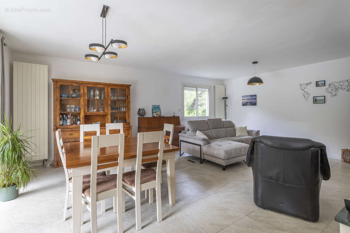 Maison à SIMIANE-COLLONGUE