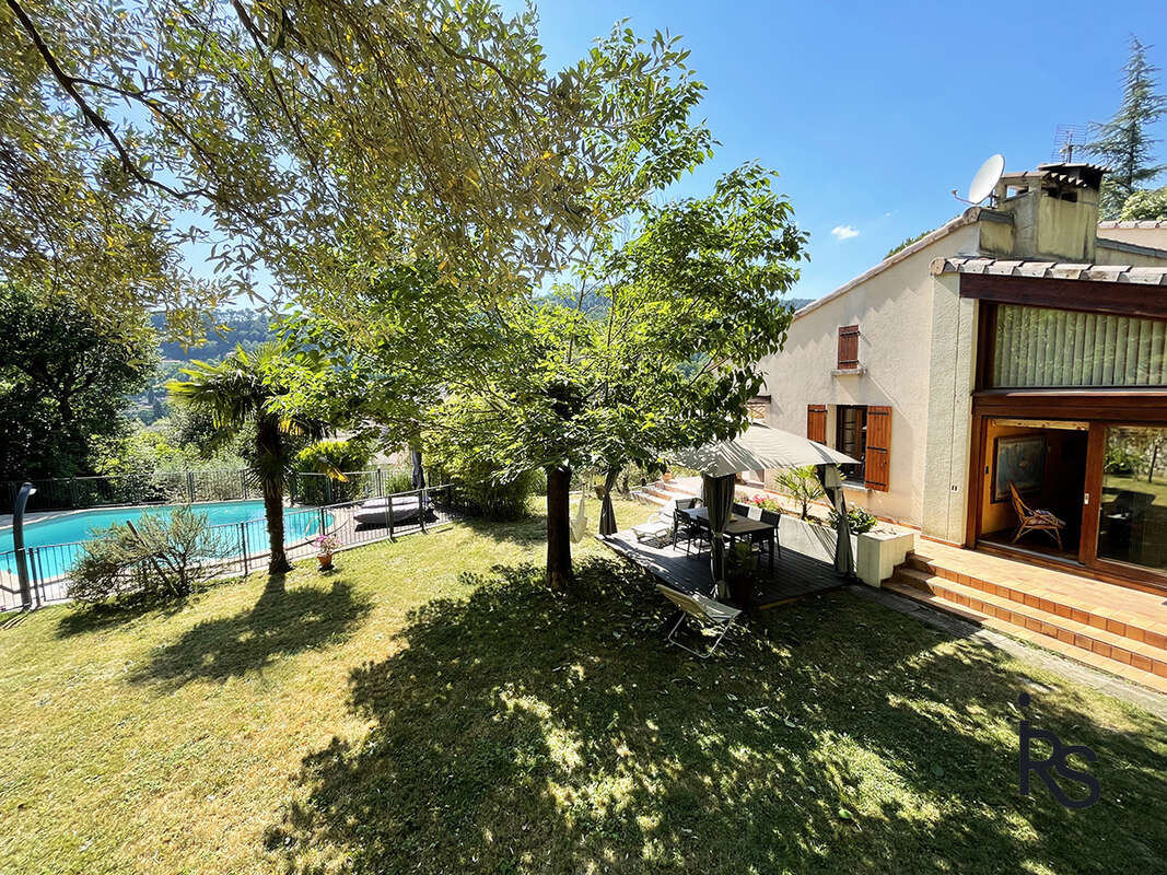 Une villa de 212 m2 avec 3797 m2 de jardin et piscine, 5 chambres et un bureau, garage et caves en RDC. - photo 4