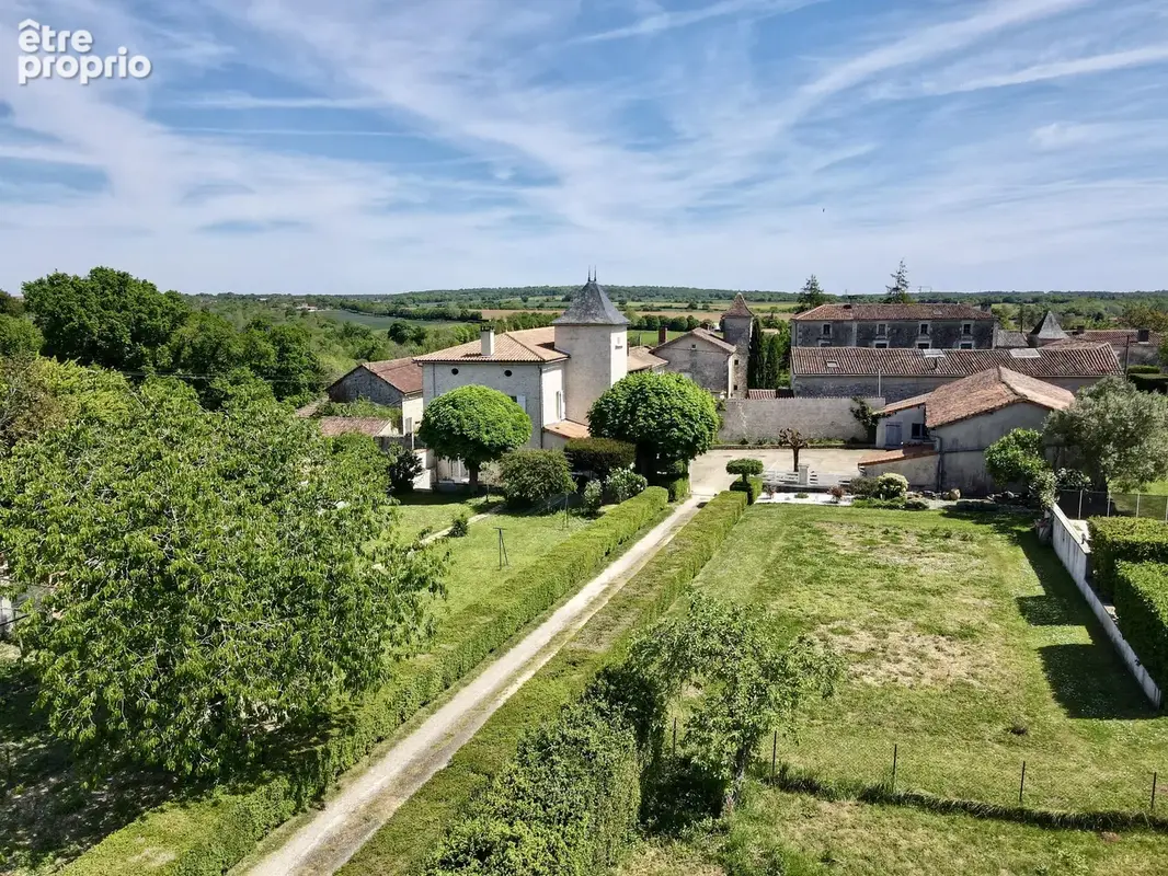 Logis du XVIe siècle rénové et proche de Ruffec - photo 2