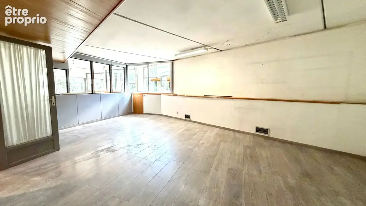 Local commercial de 303.48 m2 avec bureaux vitrines proche centre ville - photo 5