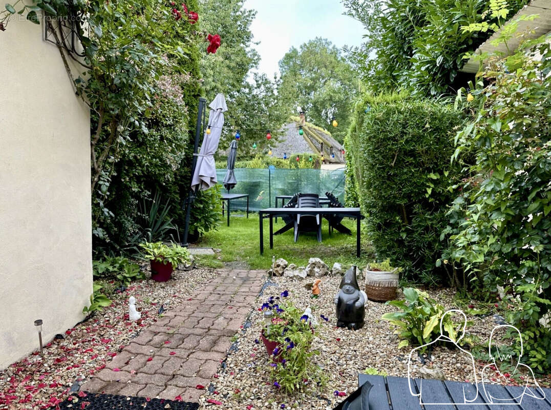 BÂTISSE NORMANDE LOUÉ POUR ACTIVITÉ RESTAURATION AVEC LOGEMENT DE FONCTION T3 - - Commerce à CORNEVILLE-SUR-RISLE