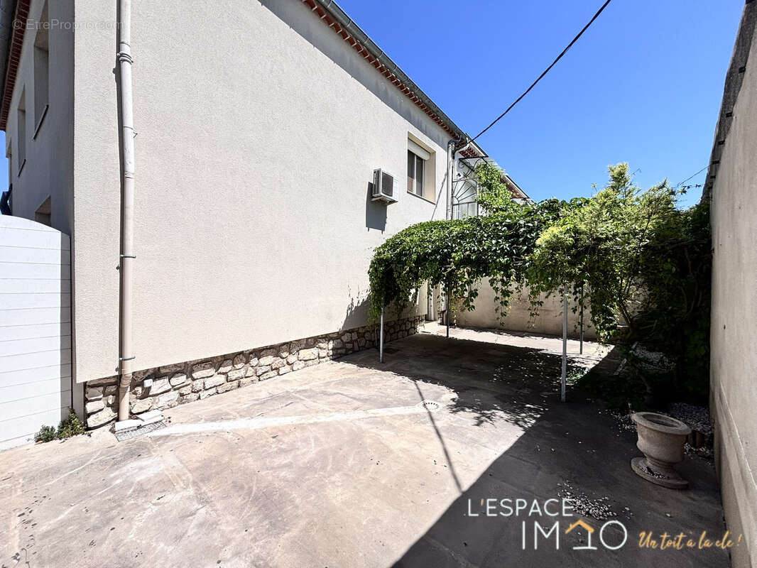 Exclusivité - Maison de ville avec cours et grand garage ! - photo 3