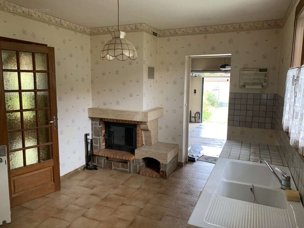 cuisine expo Nord, cheminée et accès garage - Maison à AUCH