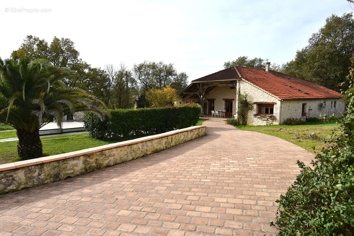 Très belle grange rénovée, piscine et maison d'amis sur 4 ha - photo 2