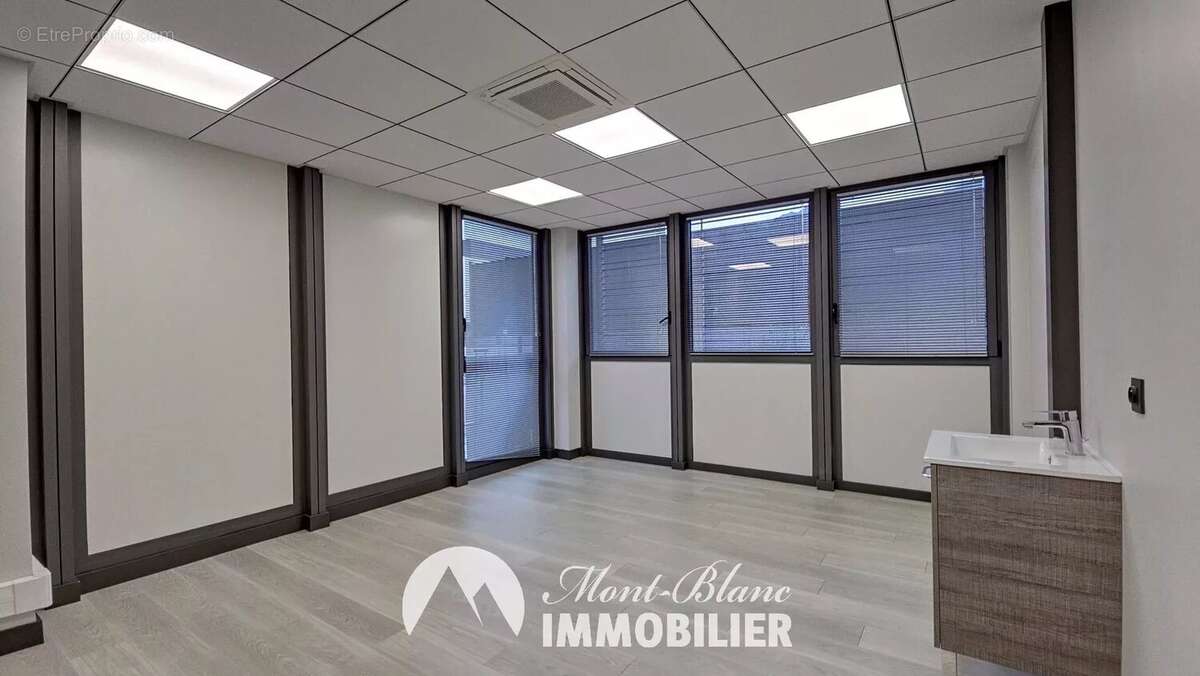 Espace commercial moderne à Sallanches - photo 9