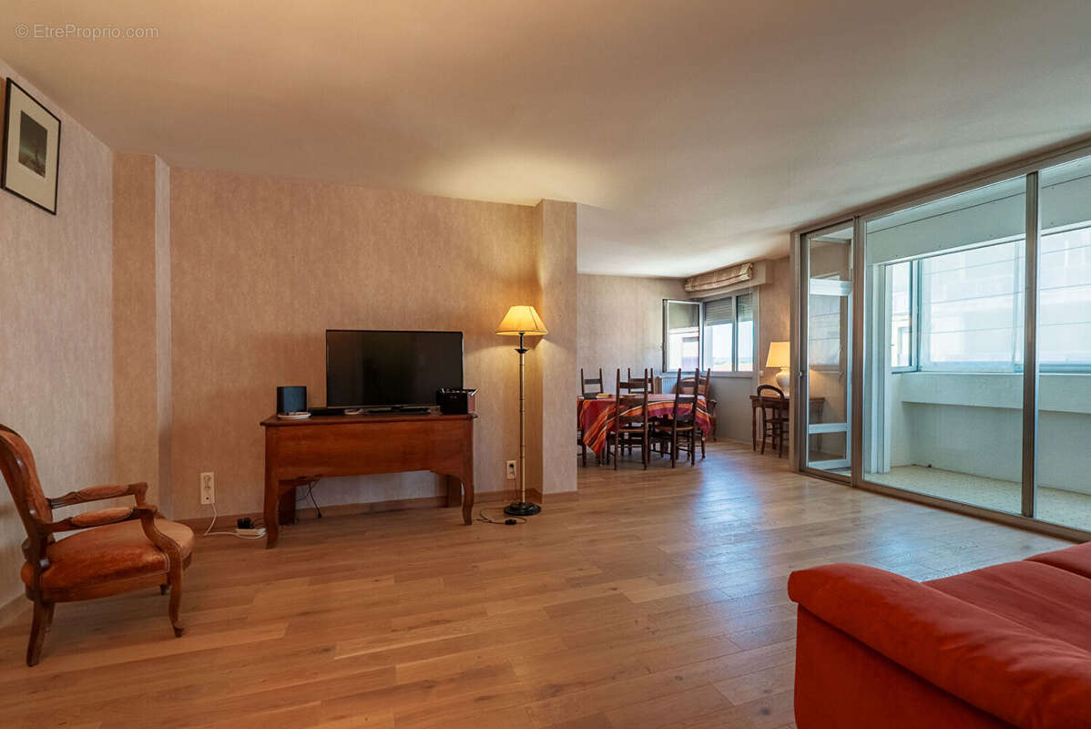CARCASSONNE - DAVILLA Vaste Appartement T4 114m² (108m² Carrez) avec loggia, ascenseur, et place de parking couvert - photo 5