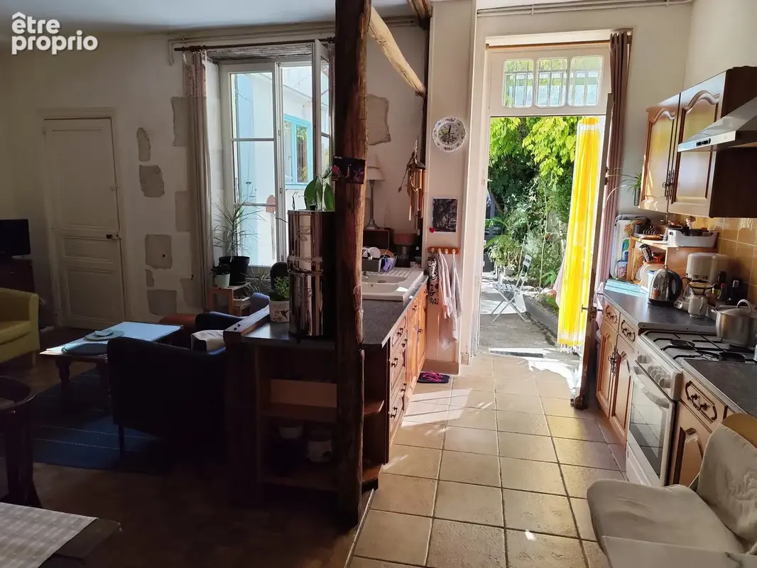 Élégante maison de ville de caractère comprenant 3 chambres et une cour privée, située au cœur du quartier historique de Civray - photo 4