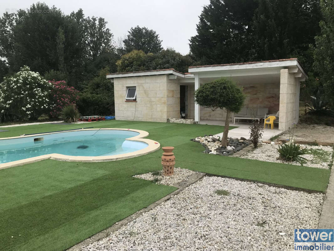A 10 mm d'Agen centre, pavillon de plain-pied de 120m2 avec piscine, terrasse 75m2,  terrain clos de 6390m2 - photo 3