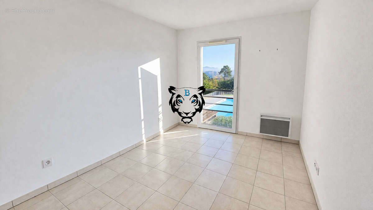 Appartement à ROQUEBRUNE-SUR-ARGENS