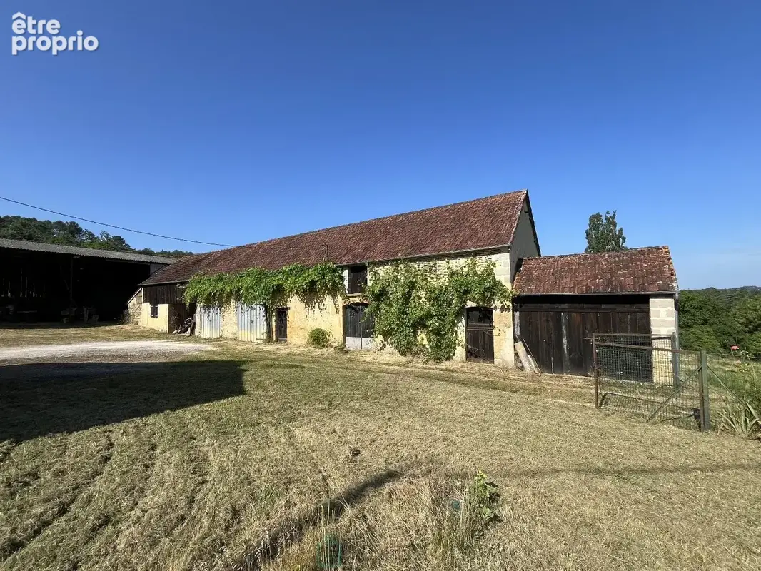 Dans un cadre naturel exceptionnel corps de ferme à restaurer - photo 3