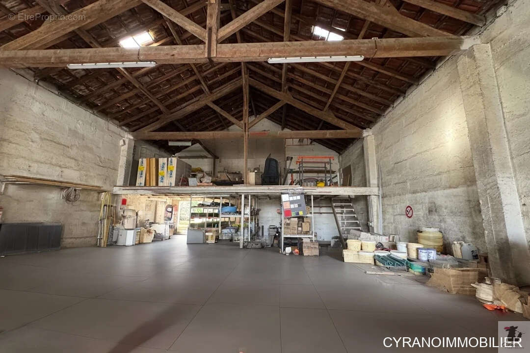 Entrepôt + mezzanine de 225 m2  avec bureaux, grand parking - photo 3