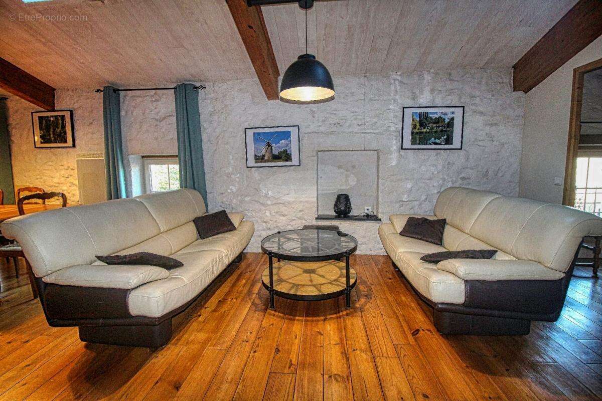 Maison à PRISSE-LA-CHARRIERE