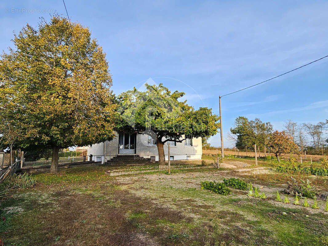 Maison à SAINT-LEGER-SUR-VOUZANCE