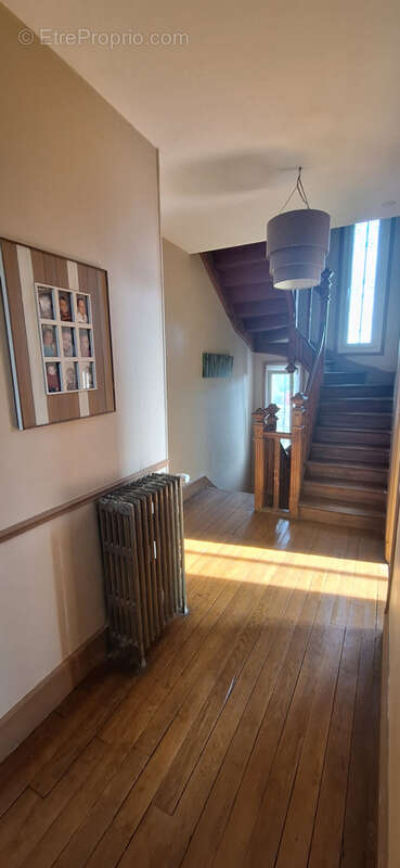 Maison bourgeoise de 190m2,6 chambres,sous-sol,cave,double garage,dependance terrain 806m2. - photo 14