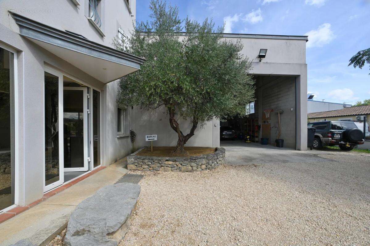 Maison à SAINT-JULIEN-LES-ROSIERS