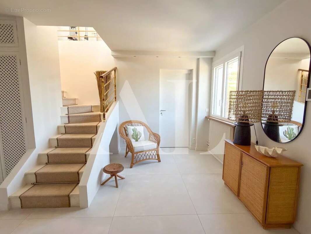 Elegante villa golfe juan vue mer - photo 8