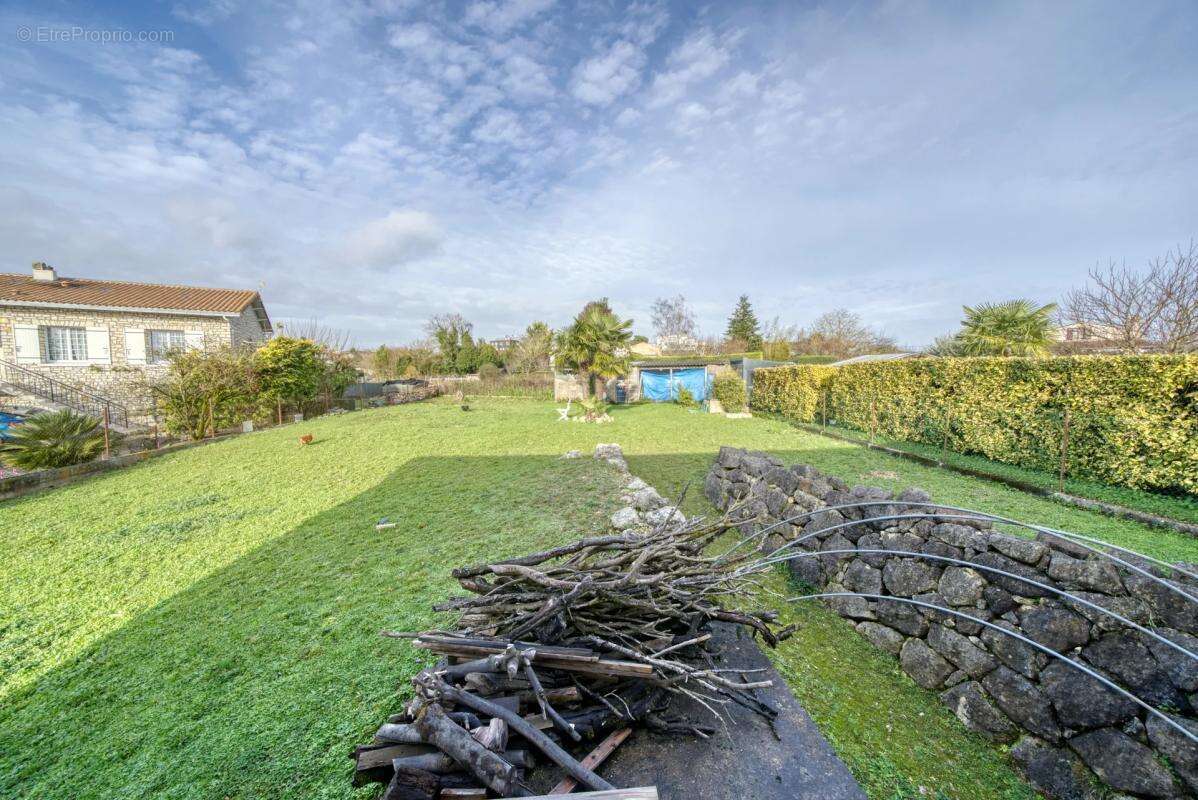 Maison à SAINT-JEAN-D'ANGELY