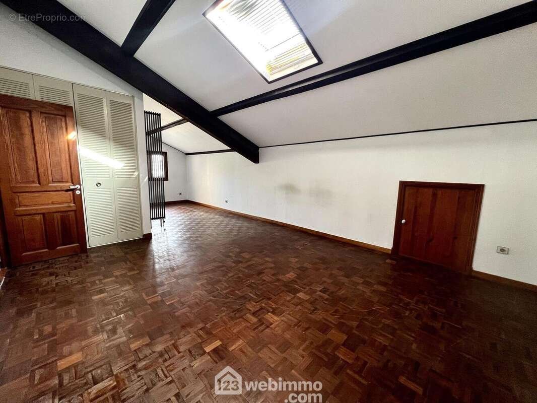 Une chambre de près de 30m2 offrant la possibilité d'en faire deux - Appartement à SAN-MARTINO-DI-LOTA