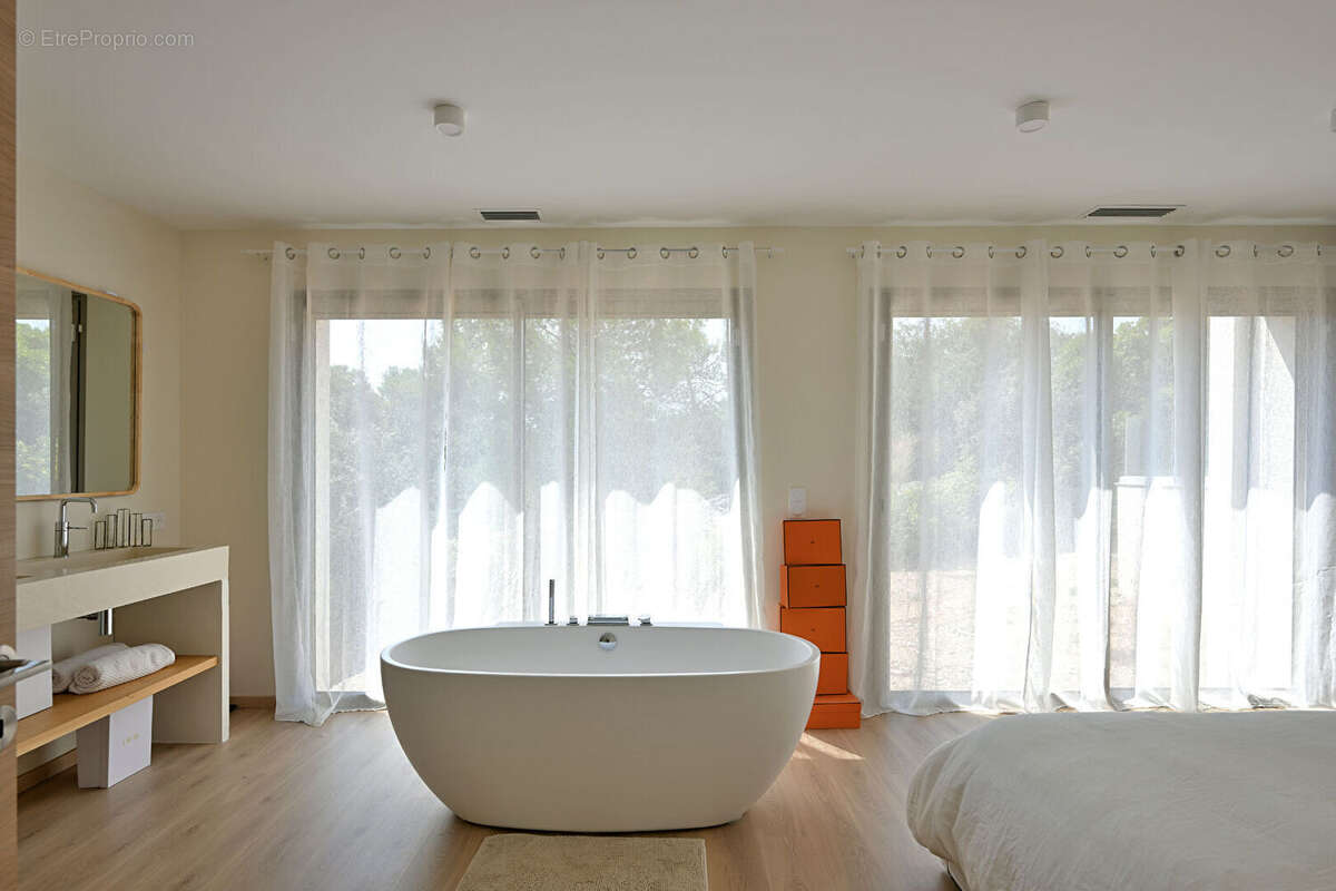 Villa Contemporaine Nimes-186 m2 + garage -Terrain 4445 m2 - photo 15