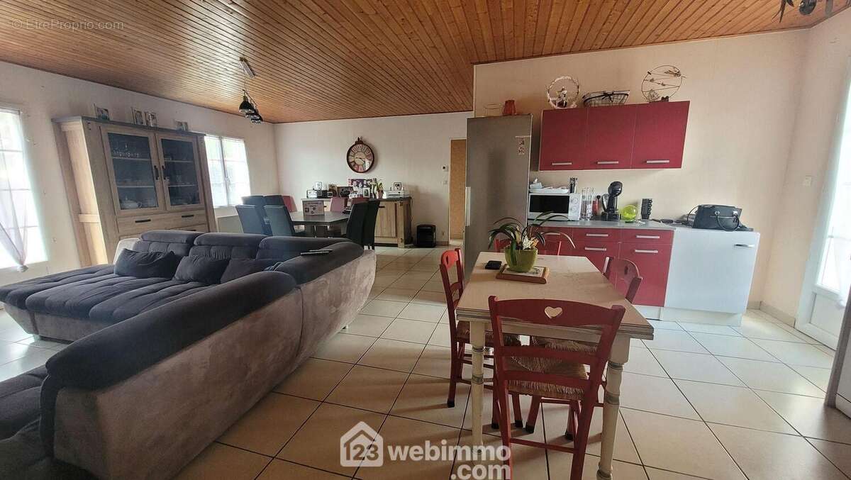 Une grande pièce de vie de 42m² - Maison à LE BERNARD