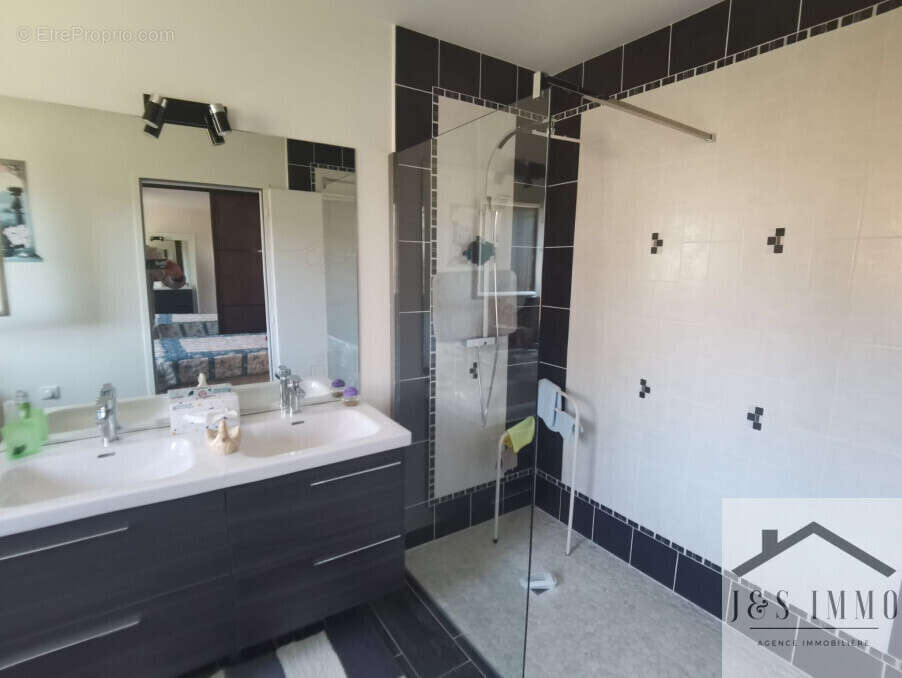 Maison à CHASSENEUIL-SUR-BONNIEURE