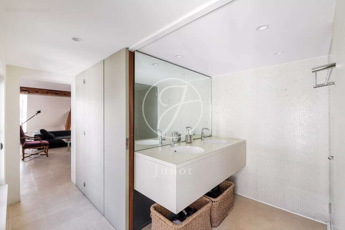 Appartement à PARIS-3E