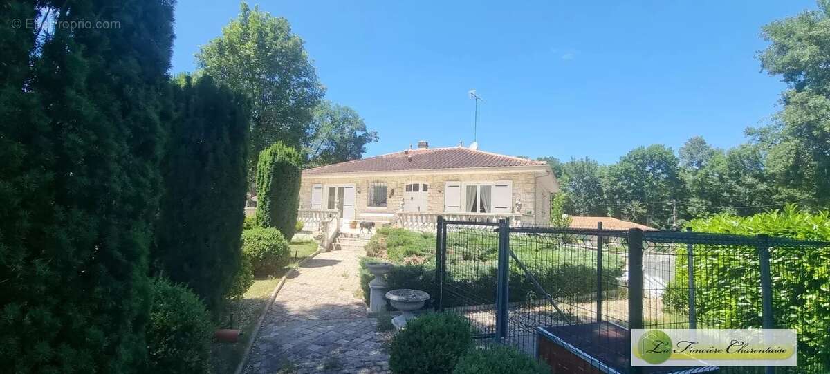 Maison 150 m² à Puymoyen  - photo 2