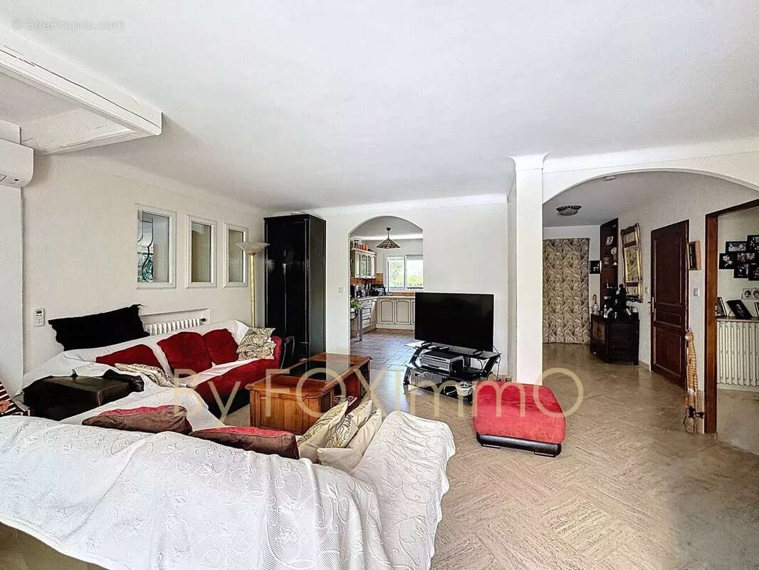 Antibes – Villa apercu mer, beaucoup charme avec potentiel,calme absolu, proche des commodités, jardin plat piscine. - photo 4