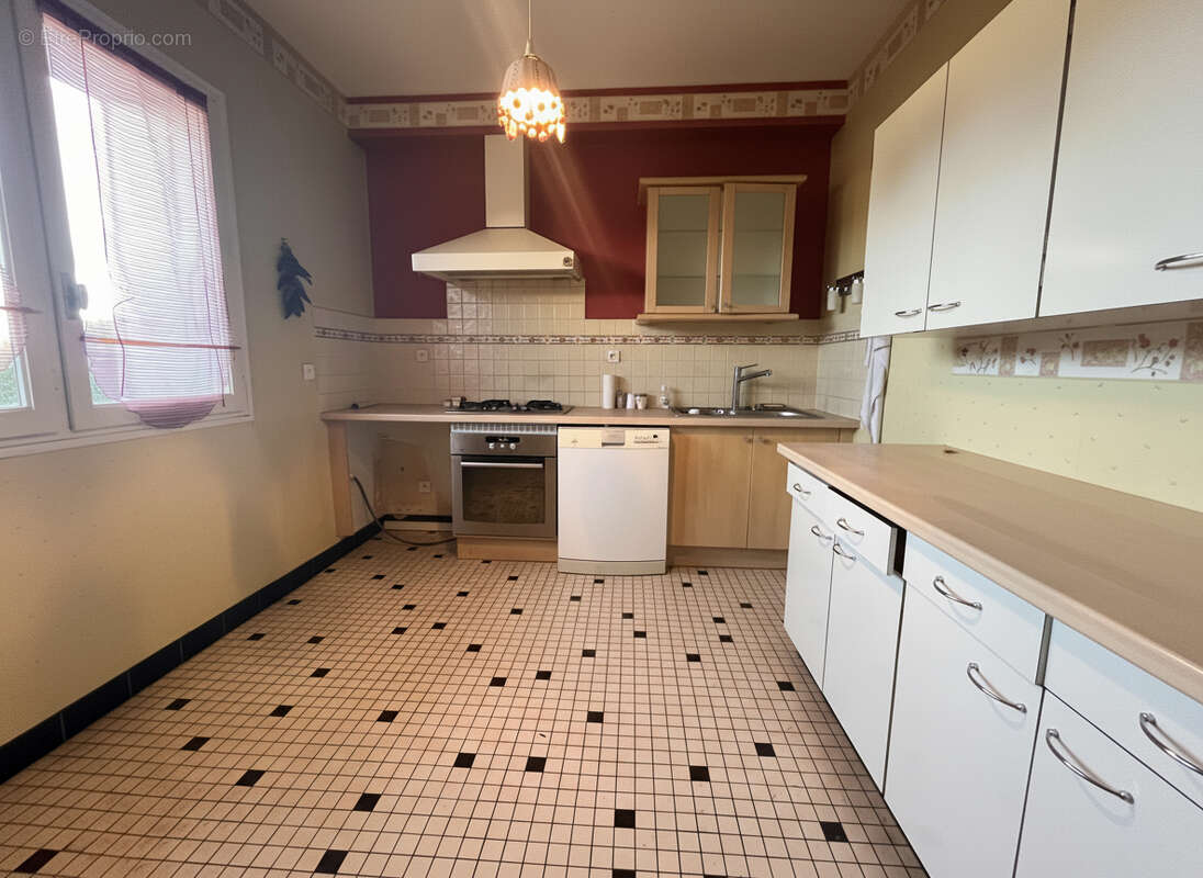 Angoulême  - Maison à rénover avec garage et jardin - photo 4