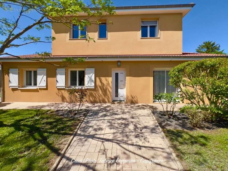 Maison à MARINGUES