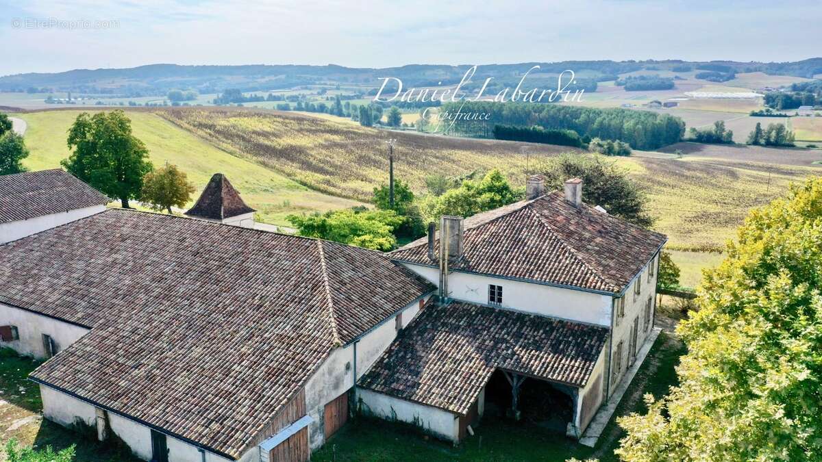 Corps de ferme surface habitable 300m2 - 6 chambres - dépendances - photo 3
