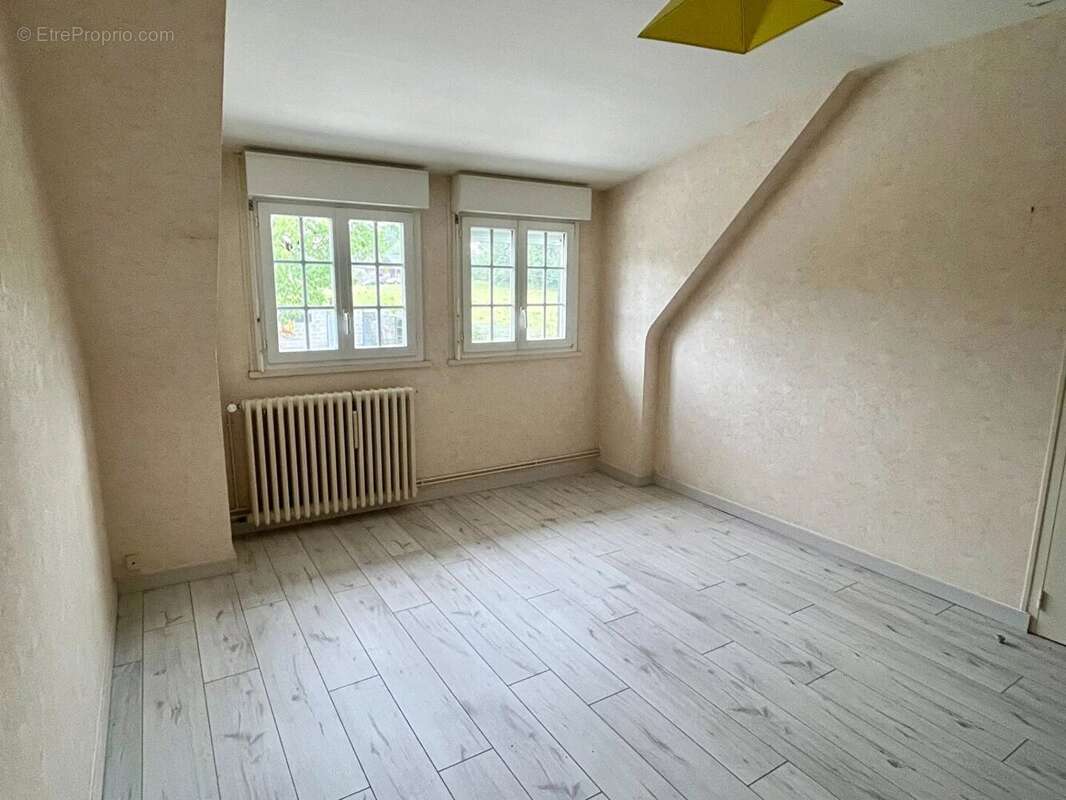 Maison à MONTREUIL-SOUS-PEROUSE