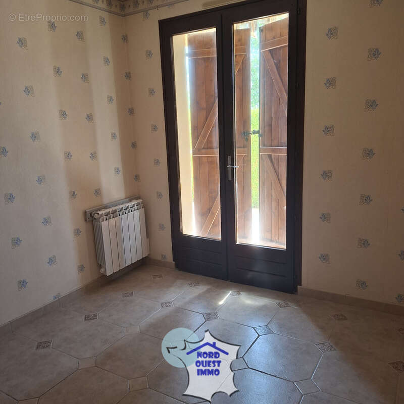 Maison avec grand terrain, dépendance et verger - photo 5
