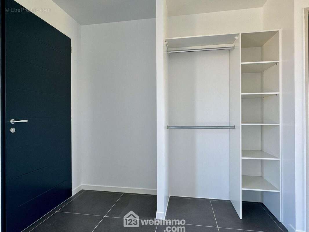 Avec placard, elle ouvre sur... - Maison à BIGNOUX