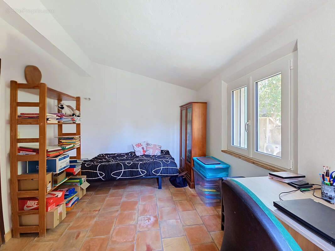 La colle-sur-loup   cœur de village   maison 4/5 pièces de 104 m2 avec jardin, dépendances et stationnements - photo 13