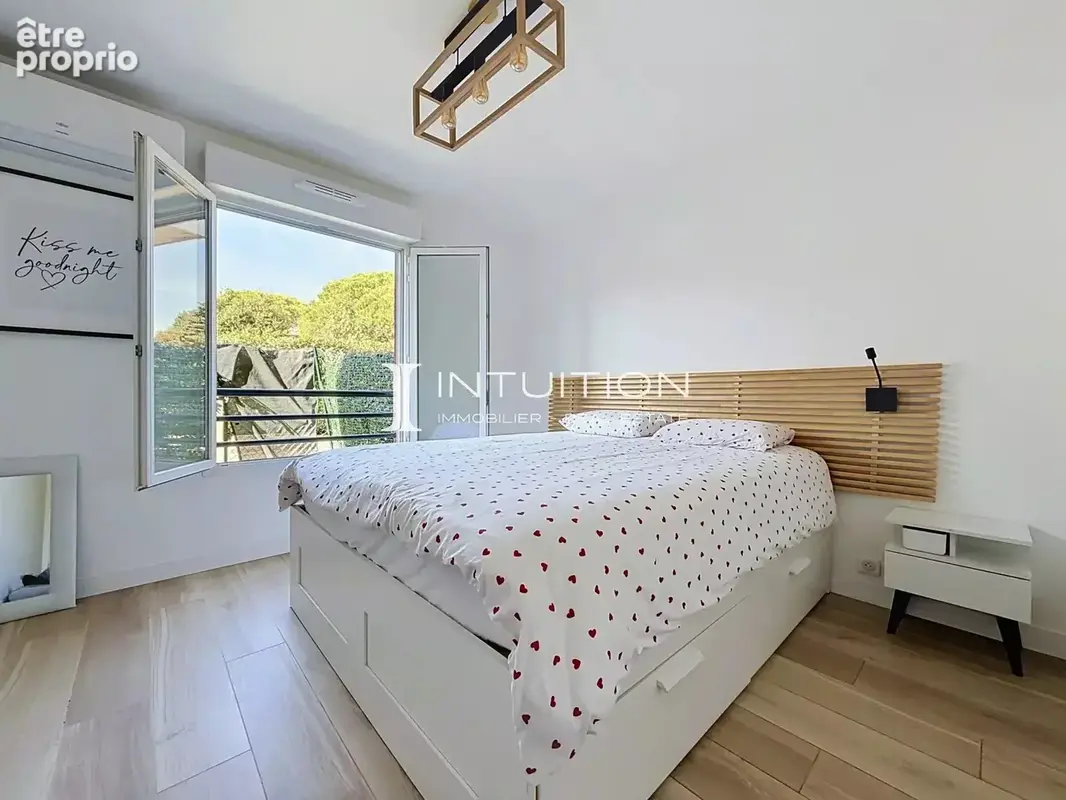 Golfe-Juan : Vaste appartement rez-de-jardin dans un immeuble de standing avec piscine - photo 12