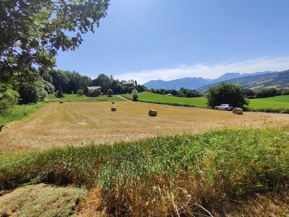 Terrain à SAINT-LEGER-LES-MELEZES