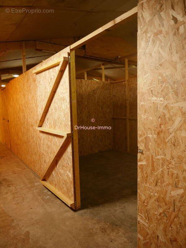 Parking à SAINT-HERNIN