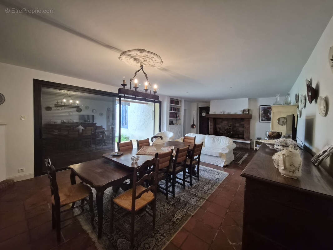 Maison de caractère avec grand terrain, piscine et dépendances - photo 6