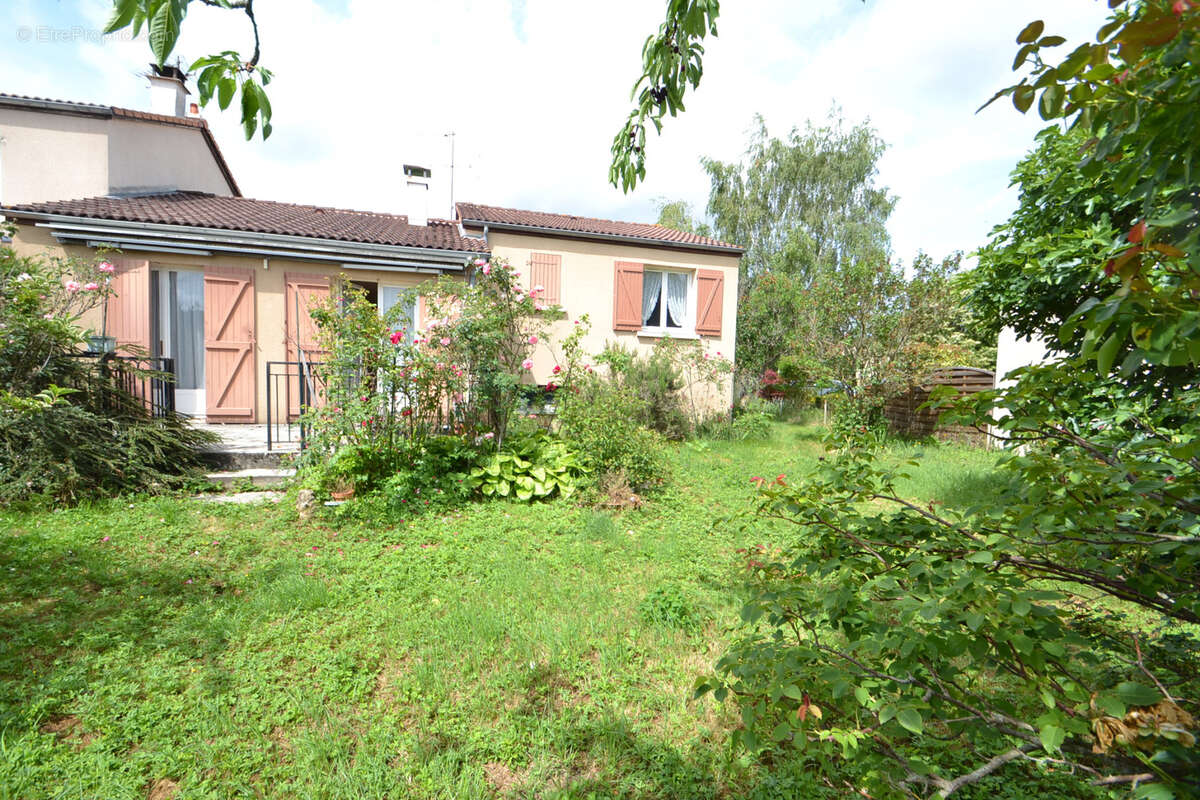 GANNAT, maison T4 de 94 m2, jardin et garage - photo 10