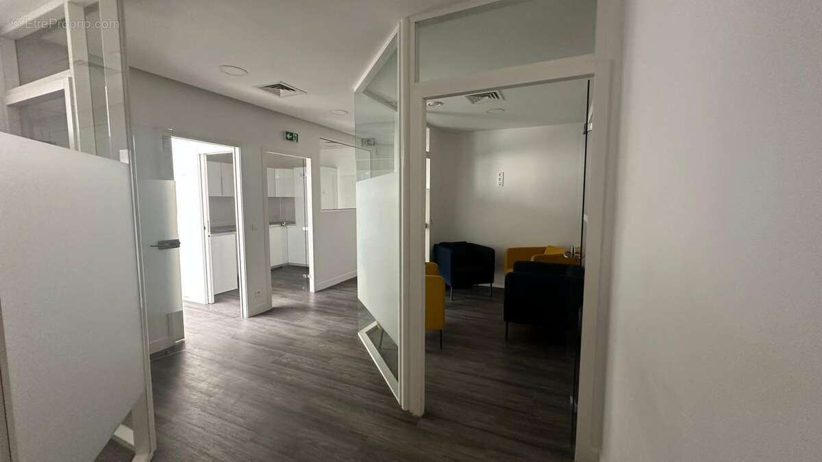 Local Professionnel centre commercial Chamfleury - photo 2