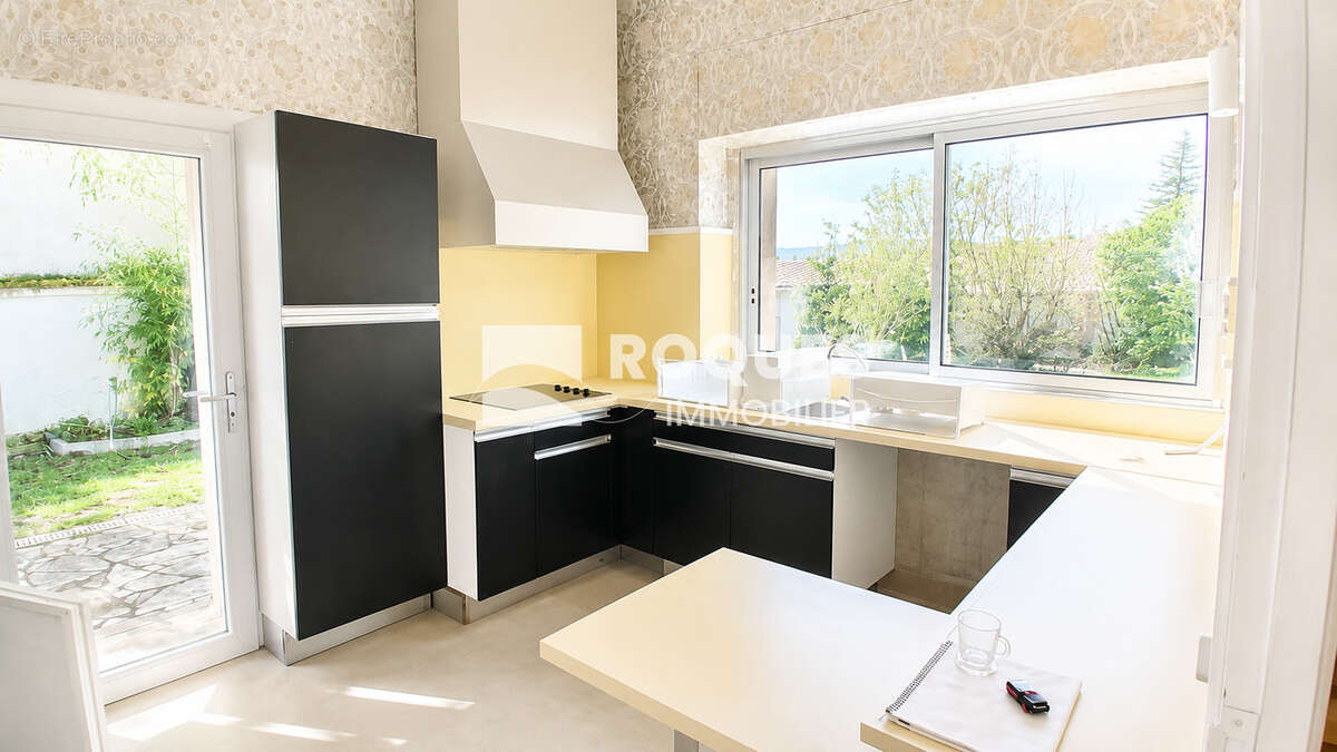 Maison de caractère à découvrir dans un quartier recherché, à proximité des écoles et du centre ville - photo 3