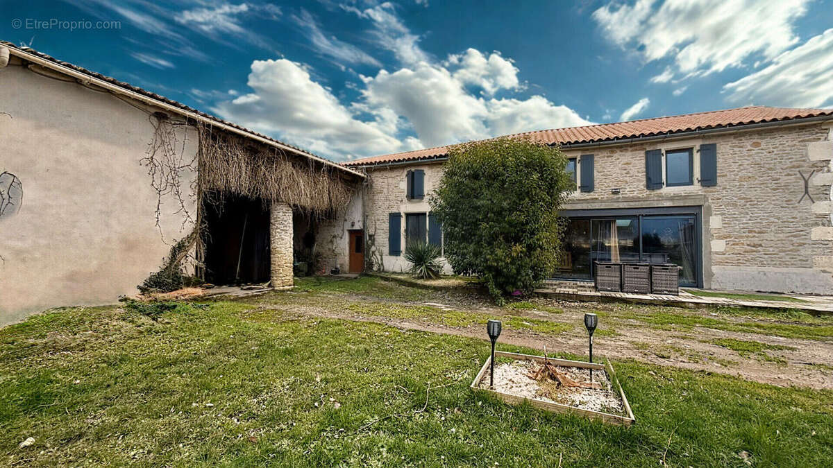 Maison à SAINT-GERMAIN-DE-MARENCENNES