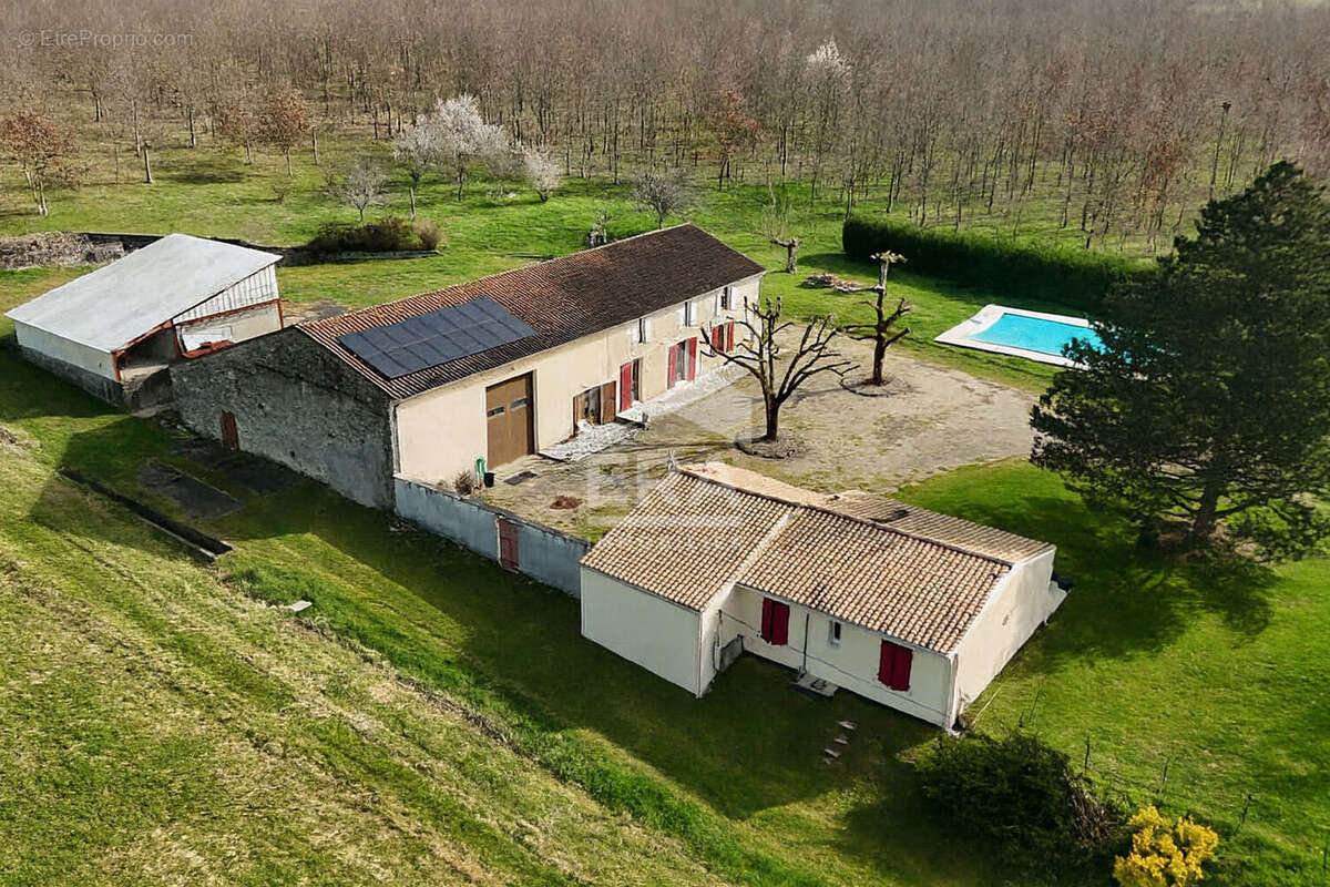 Maison à MASSUGAS